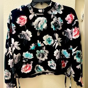 H&M brand. Sweater for 12/14 years old girls.